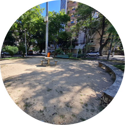 Foto de uma praça exibindo o seu espaço