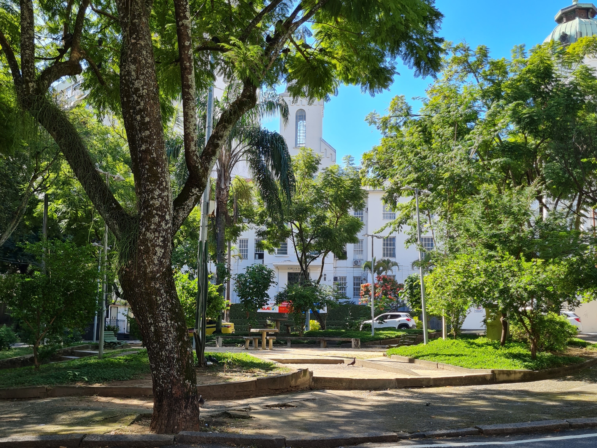 Vista praça e igreja ao fundo