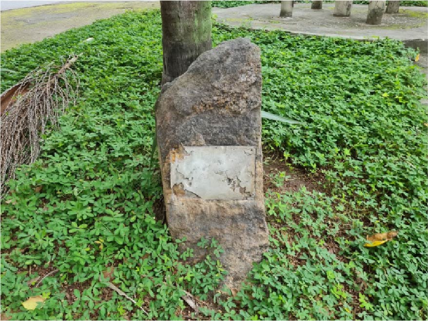 pedra que tinha uma placa