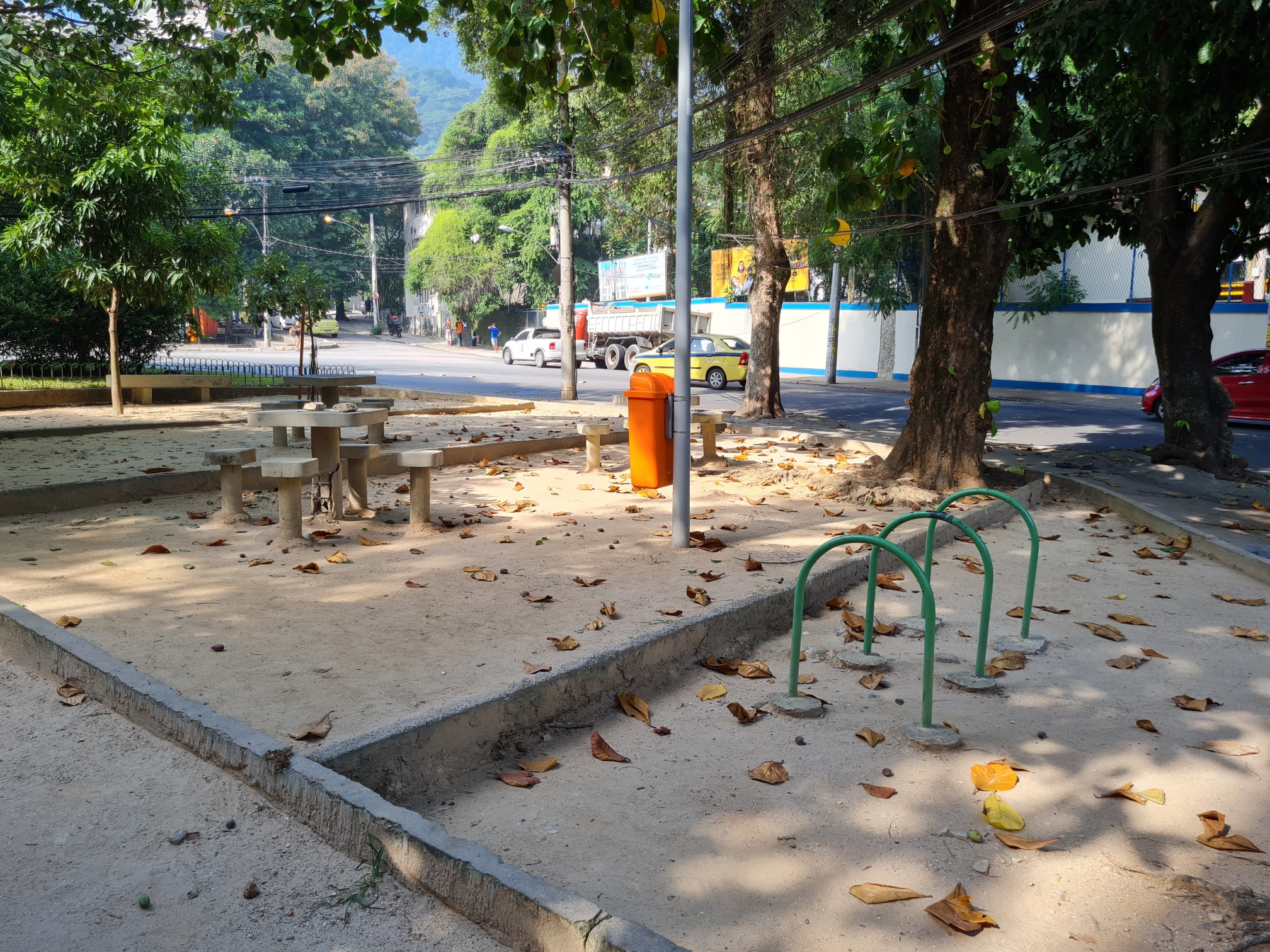 pedra que tinha uma placa
